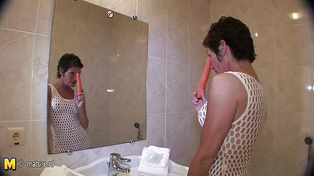 زیبایی در لباس سفید فیلم سکسی داستانی رایگان با dildo سیاه و سفید