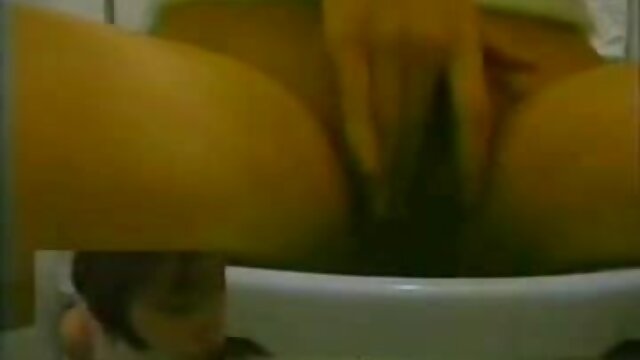 نوازش جوجه و فیلم سکس داستانی سینمایی پاهای او را